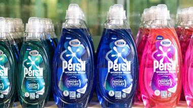 Dàn sản phẩm chai Persil Wonder Wash thuộc ngành hàng Chăm sóc gia đình của Unilever.