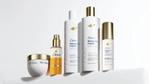 Năm sản phẩm thuộc dòng Dove Damage Therapy, được thiết kế để phục hồi và tăng cường cho tóc hư tổn. Bao bì màu trắng với điểm nhấn màu vàng.