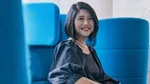 Khim Yin Poh, Trưởng nhóm Thương hiệu Toàn cầu của Lifebuoy, trong ảnh đang ngồi trên chiếc ghế màu xanh. Bà có mái tóc dài ngang vai tối màu và đang mỉm cười.