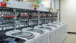 Một dãy tám máy giặt cửa trên tại phòng thử nghiệm chất giặt tẩy của Unilever ở Port Sunlight, Vương quốc Anh.